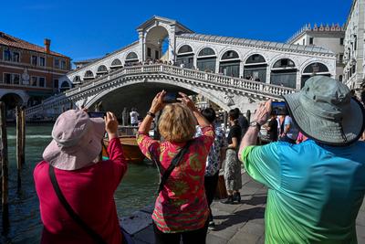 Tourismus Ferien Reisen Italien Venedig 26.05.2024, Italien, Venetien, Venedig Rialto Br?cke Ponte di Rialto Senioren To-stock-foto