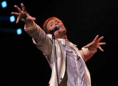 1/ Konzert: CLIFF RICHARD bei der NOKIA NIGHT OF THE PROMS in der Berliner O2 World, S?nger, singt, Harry Rodger Webb,-stock-foto