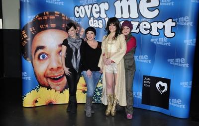 Bildnummer: 56687075  Datum: 10.12.2011  Copyright: imago/Horst GaluschkaMarta Jandova, Manon Strache, Juliette Schoppmann, Pe Werner posieren am 10.12.2011 vor der Fotowand von Cover me - das Konzert in K?ln. Dieses einzigartige Benefizkonzert zu Gunsten der Aidshilfe K?ln findet dieses Jahr zum 10. mal statt. Dabei covern K?nstler ohne Gage ihre Lieblingssongs f?r den guten Zweck. Entertainment People Musik xcb x0x 2011 quer Cover me Pe Werner Juliette Schoppmann Manon Strache Manon Strache Marta Jandova Gruppenbild Fotowand Benefizkonzert Musiker S?nger  56687075 Date 10 12 2011 Copyright Imago Horst Galuschka Marta Jandova Manon Strache Juliette Schoppmann PE Werner pose at 10 12 2011 before the Photo wall from Cover ME the Concert in Cologne This Unique Tribute to Favour the AIDS assistance Cologne finds This Year to 10 times instead here Artwork Artists without Gage theirs  for the Good Purpose Entertainment Celebrities Music  x0x 2011 horizontal Cover ME PE Werner Juliette Schoppmann Manon Strache Manon Strache Marta Jandova Group photo Photo wall Tribute Musician Singer-stock-foto