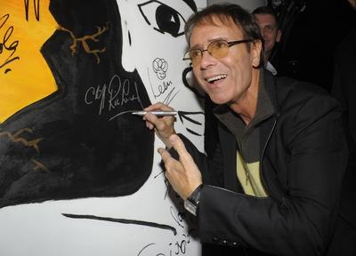 1/ SIR CLIFF RICHARD unterschreibt ein Mauerst?ck bei der Aftershowparty bei der NOKIA NIGHT OF THE PROMS in der Berlin-stock-foto