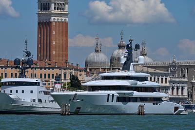 Tourismus Ferien Reisen Italien Venedig 26.05.2024, Italien, Venetien, Venedig Yacht Infanterie Jest am Anleger von Vene-stock-foto