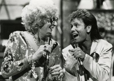 English singer Cliff Richard and Dame Edna in the TV show The Dame Edna Experience, Germany 1993 PUBLICATIONxNOTxINxITA-stock-foto