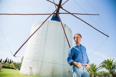 Der britische Popsaenger Cliff Richard posiert auf seinem Anwesen in Portugal. Foto vom 30.08.2008. Foto: Sebastian Wid-stock-foto