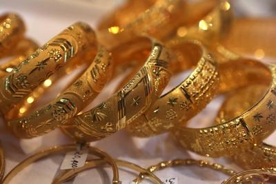 25 03 2014 Dubai Vereinigte Arabische Emirate Goldene Ringe in einem Schaufenster 00S140325D014-stock-foto