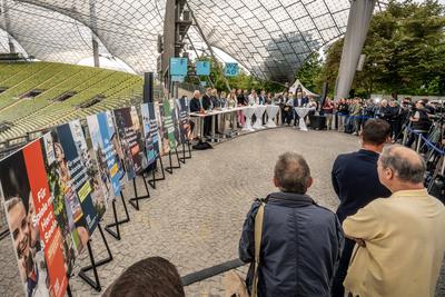 Dieter Reiter, OB M?nchen, Markus S?der, Bayerischer Ministerpr?sident, und Sportminister Joachim Herrmann bei der Vorstellung der M?nchner Olympiabewerbung, Olympiastadion, M?nchen, 2. September 2025-stock-foto