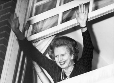 The window of success frames the jubilant Premier Margaret Thatcher waving to well wishers shortly a-stock-foto
