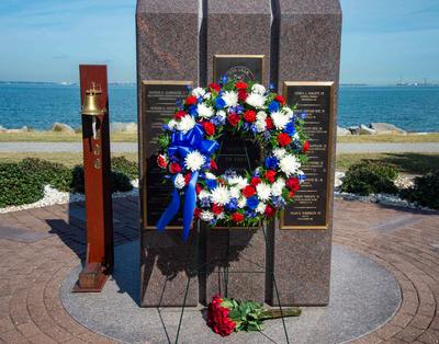 221012-N-CY569-0002 NORFOLK, Va. (Oct. 12, 2022) A wreath rests at the USS Cole Memorial following a ceremony commemorat-stock-foto