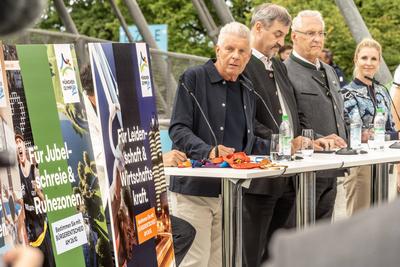 Dieter Reiter, OB M?nchen, Markus S?der, Bayerischer Ministerpr?sident, Sportminister Joachim Herrmann und Gold-Reiterin Jessica von Bredow-Werndl, bei der Vorstellung der M?nchner Olympiabewerbung, Olympiastadion, M?nchen, 2. September 2025-stock-foto