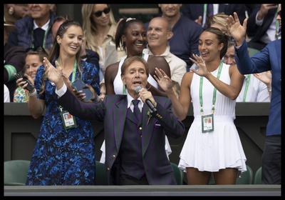. 03/07/2022. London, United Kingdom. Sir Cliff Richard singing to the crowd during the Centre Court Centenary Celebrati-stock-foto