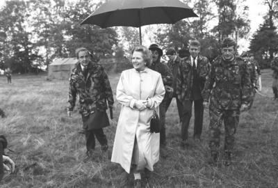 Bildnummer: 56659782  Datum: 01.10.1986  Copyright: imago/teutopressMargaret Thatcher (Premierministerin Gro?britanniens) 10/86 - Frau Politikerin Gro?britannien Opposition Oppositionsf?hrerin F?hrerin Staat Aufenthalt Politik die eiserne Lady eiserne Lady Milit?r Armee Soldat Soldaten drau?en es regnet Regen Regenschirm Schirm gehend l?chelnd ganz quer Schwarz-Wei?-Negativ sw s/w People 01 xmk x0x 1986 quer Highlight  56659782 Date 01 10 1986 Copyright Imago teutopress Margaret Thatcher Prime Minister Great Britain 10 86 Woman Politician UK Opposition Opposition Leader Leader State Stay politics the iron Lady iron Lady Military Army Soldier Soldiers outside it rains Rain Umbrella Screen going smiling whole horizontal Black white Negative black and white S w Celebrities 01 xmk x0x 1986 horizontal Highlight-stock-foto