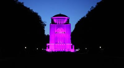 Das Planetarium im Hamburger Stadtpark ist pink beleuchtet. Die Sternwarte geh?rte am 11. Oktober zu den ?ber 85 bekannt-stock-foto