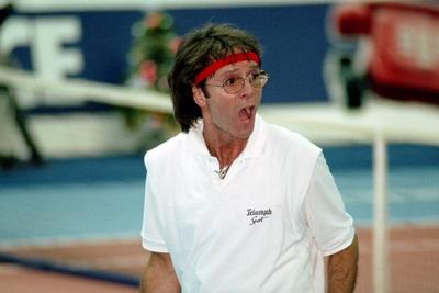 S?nger Cliff Richard GBR beim Tennisspiel-stock-foto