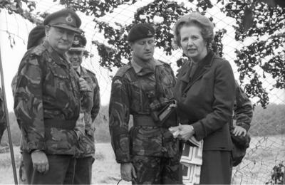 Margaret Thatcher britische Premierministerin 10 83 nol Margaret Thatcher bei einem Besuch der bri-stock-foto
