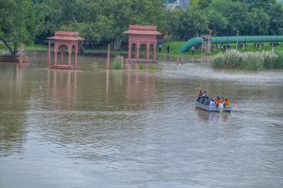 Delhi On Alert as Yamuna Water Level Crosses Danger Mark-stock-foto