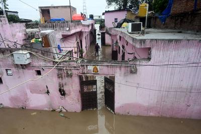 Delhi On Alert as Yamuna Water Level Crosses Danger Mark-stock-foto