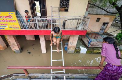 Delhi On Alert as Yamuna Water Level Crosses Danger Mark-stock-foto