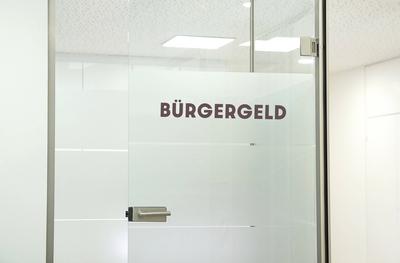 german word Buergergeld at Waiting Room text Sign on glass door at office door, room. Citizens allow german word Buerger-stock-foto