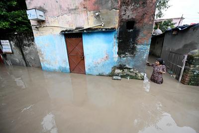 Delhi On Alert as Yamuna Water Level Crosses Danger Mark-stock-foto