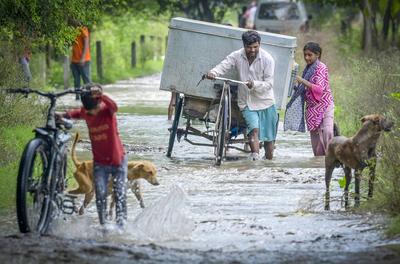 Delhi On Alert as Yamuna Water Level Crosses Danger Mark-stock-foto
