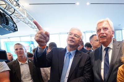 Landtagswahl in Hessen 2023 Roland Koch gemeinsam mit Volker Bouffier bejubeln sie den Sieg auf der Wahlparty der CDU be-stock-foto