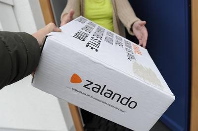 Zalando Paket wird in Empfang genommen Online Versandhaendler fuer Schuhe und Mode *** Zalando pac-stock-foto