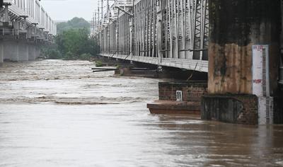 Delhi On Alert as Yamuna Water Level Crosses Danger Mark-stock-foto
