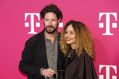 Max Herre mit Ehefrau Joy Denalane bei der Uraufführung der mittels Künstlicher Intelligenz vollendeten 10. Sinfonie von-stock-foto