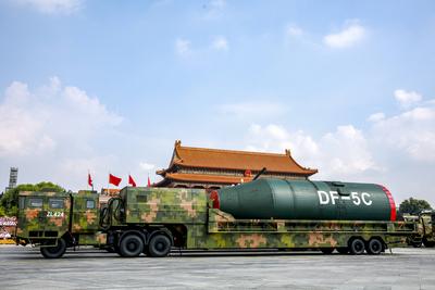 BEIJING, CHINA - SEPTEMBER 03: China s liquid-fueled intercontinental strategic nuclear missiles DongFeng-5C of the nucl-stock-foto