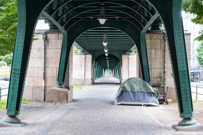 Zelt eines Obdachlosen unter dem Hochbahnviadukt der U-Bahn auf der Sch?nhauser Allee in Berlin-Prenzlauer Berg. / Tent-stock-foto
