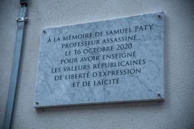 Plaque Comm? morative en hommage a Samuel Paty NEWS : L? ecole Boulle rend hommage a Samuel Paty - 17/10/2022 BaptisteAu-stock-foto