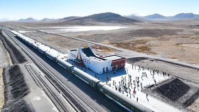 HAIXI, CHINA - MARCH 27: Tourists arrive at the Tanggula Railway Station on the Qinghai-Xizang railway on March 27, 2025-stock-foto