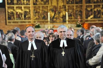 Bildnummer: 59764543  Datum: 26.03.2011  Copyright: imago/epdRalf Meister (li.) ist am Samstag (26.03.2011) in einem feierlichen Gottesdienst in sein neues Amt als hannoverscher Landesbischof eingef?hrt worden. (Foto re.: der Leitende Bischof der Vereinigten Evangelisch-Lutherischen Kirche Deutschlands (VELKD), der bayrische Landesbischof Johannes Friedrich) Rund 1.500 G?ste versammelten sich dazu in und um Hannovers Marktkirche. Zugleich wurden seine Vorg?ngerin Margot K??mann und der stellvertretende Bischof Hans-Hermann Jantzen verabschiedet. In seiner Predigt erinnerte der ehemalige Berliner Generalsuperintendent Meister an die Opfer des Erdbebens in Japan. (Siehe epd-Bericht vom 26.03.2011) DER ABDRUCK DES EPD-FOTOS IST HONORARPFLICHTIG! Ralf Meister als neuer hannoverscher Bischof eingef?hrt 02 xcb x0x 2011 quer Religionen Evangelische Kirche Landeskirche Gottesdienst Bischof Bisch?fe Personen  59764543 Date 26 03 2011 Copyright Imago epd Ralf Master left is at Saturday 26 03 2011 in a solemn Worship in be New Office as Hanover dynasty Bishop introduced been Photo right the senior Bishop the United Protestant Lutheran Church Germany VELKD the Bavarian Bishop John Friedrich Around 1 500 Guests gathered to to do so in and to Hanover Market Church at the same time were his Predecessor Margot K??mann and the vice Bishop Hans Hermann Jantzen Adopted in his Homily remembered the former Berlin General Superintendent Master to the Victims the Earthquake in Japan See epd Report of 26 03 2011 the Imprint the epd Photos is  Ralf Master as later Hanover dynasty Bishop introduced 02  x0x 2011 horizontal Religions Protestant Church Church Worship Bishop Bishops People-stock-foto