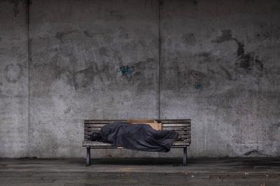 Ein Obdachloser schlaeft auf einer Bank in Berlin, 12.03.2021. Berlin Deutschland *** A homeless man sleeping on a bench-stock-foto