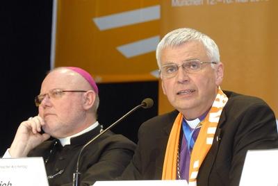 Bildnummer: 59809671  Datum: 12.05.2010  Copyright: imago/epdEr?ffnungs-Pressekonferenz zum 2. ?kumenischer Kirchentag am Mittwoch (12.05.2010) in M?nchen. (Foto v.li.: der katholische M?nchner Erzbischof Reinhard Marx und der bayrische evangelische Landesbischof Johannes Friedrich) Das ?kumenische Gro?ereignis, zu dem von Mittwoch bis Sonntag mehr als 100.000 Dauerteilnehmer erwartet werden, steht unter dem Motto Damit ihr Hoffnung habt . (Siehe epd-Meldung vom 12.05.2010) DER ABDRUCK DES EPD-FOTOS IST HONORARPFLICHTIG! Er?ffnungs-Pressekonferenz zum 2. ?kumenischer Kirchentag in M?nchen xdp x0x 01 2010 quer Religionen Evangelische Kirche Katholische Kirche Kirchentage ?kumene Personen  59809671 Date 12 05 2010 Copyright Imago epd Opening Press conference to 2 World Kirchentag at Wednesday 12 05 2010 in Munich Photo V left the Catholic Munich Archbishop Reinhard Marx and the Bavarian Protestant Bishop John Friedrich the Ecumenical  to the from Wednesday until Sunday more as 100 000  expected will is under the Motto This her Hope did See epd Message of 12 05 2010 the Imprint the epd Photos is  Opening Press conference to 2 World Kirchentag in Munich XDP x0x 01 2010 horizontal Religions Protestant Church Catholic Church Church days Ecumenism People-stock-foto