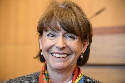 Oberb?rgermeisterin Henriette Reker bei einer Pressekonferenz zum bevorstehenden Polizeieinsatz und-stock-foto