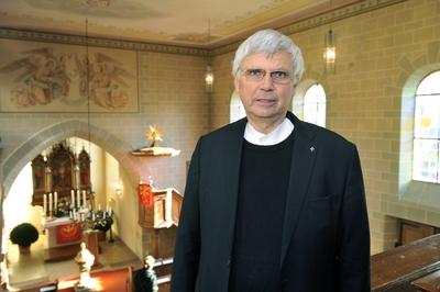 Bildnummer: 59725473  Datum: 05.02.2012  Copyright: imago/epdDer fr?here evangelische bayerische Landesbischof Johannes Friedrich (63) ist am Sonntag (05.02.2012) mit einem Gottesdienst in der St. Georgskirche im fr?nkischen Bertholdsdorf in sein neues Amt als Gemeindepfarrer eingef?hrt worden (Foto: Friedrichvor dem Gottesdienst in seiner zuk?nftigen Pfarrkirche). Der Windsbacher Dekan Horst Hei?mann ?berreichte ihm die Ernennungsurkunde, die Friedrichs Nachfolger, der jetzige Landesbischof Heinrich Bedford-Strohm, unterzeichnet hat. Friedrich wird mit 50 Prozent seiner Arbeitszeit Dorfpfarrer sein und mit der anderen H?lfte weiter im Rat der Evangelischen Kirche Deutschlands (EKD) sitzen. Er ist der erste ehemalige evangelische Bischof in Bayern, der wieder in ein Pfarramt zur?ckkehrt. Er will zwei Jahre bis zu seinem Ruhestand in Bertholdsdorf t?tig sein. (Siehe epd-Bericht vom 05.02.2012) DER ABDRUCK DES EPD-FOTOS IST HONORARPFLICHTIG! Fr?herer Landesbischof Friedrich als Dorfpfarrer eingef?hrt 05 xcb x0x 2012 quer Religionen Evangelische Kirche Landeskirchen Pfarrer Gottesdienst Personen  59725473 Date 05 02 2012 Copyright Imago epd the Earlier Protestant Bayerische Bishop John Friedrich 63 is at Sunday 05 02 2012 with a Worship in the St Georgeu0026#39;s Church in Frankian  in be New Office as Community pastor introduced been Photo  the Worship in his future Parish church the Windsheim Bacher Dean Horst Hot man presented him the Appointment certificate the Friedrichs Successor the present one Bishop Heinrich Bedford Strohm signed has Friedrich will with 50 Percent his Working time Village priest be and with the others Half further in Council the Protestant Church Germany EKD sit he is the First former Protestant Bishop in Bavaria the again in a Parish returns he will Two Years until to his Retirement in  acting be See epd Report of 05 02 2012 the Imprint the epd Photos is  earlier Bishop Friedrich as Village priest introduced 05  x0x 2012 horizontal Religions Protestant Church Country churches Curate Worship People-stock-foto