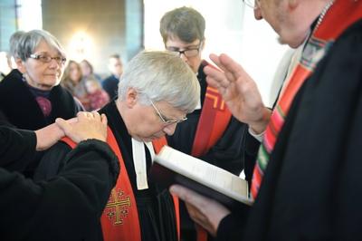 Bildnummer: 59725467  Datum: 05.02.2012  Copyright: imago/epdDer fr?here evangelische bayerische Landesbischof Johannes Friedrich (63) ist am Sonntag (05.02.2012) mit einem Gottesdienst in der St. Georgskirche im fr?nkischen Bertholdsdorf in sein neues Amt als Gemeindepfarrer eingef?hrt worden (Foto: Friedrich, M., bei der Einsegung durch Dekan Horst Hei?mann, re.). Der Windsbacher Dekan Horst Hei?mann ?berreichte ihm die Ernennungsurkunde, die Friedrichs Nachfolger, der jetzige Landesbischof Heinrich Bedford-Strohm, unterzeichnet hat. Friedrich wird mit 50 Prozent seiner Arbeitszeit Dorfpfarrer sein und mit der anderen H?lfte weiter im Rat der Evangelischen Kirche Deutschlands (EKD) sitzen. Er ist der erste ehemalige evangelische Bischof in Bayern, der wieder in ein Pfarramt zur?ckkehrt. Er will zwei Jahre bis zu seinem Ruhestand in Bertholdsdorf t?tig sein. (Siehe epd-Bericht vom 05.02.2012) DER ABDRUCK DES EPD-FOTOS IST HONORARPFLICHTIG! Fr?herer Landesbischof Friedrich als Dorfpfarrer eingef?hrt 05 xcb x0x 2012 quer Religionen Evangelische Kirche Landeskirchen Pfarrer Gottesdienst Personen  59725467 Date 05 02 2012 Copyright Imago epd the Earlier Protestant Bayerische Bishop John Friedrich 63 is at Sunday 05 02 2012 with a Worship in the St Georgeu0026#39;s Church in Frankian  in be New Office as Community pastor introduced been Photo Friedrich M at the  through Dean Horst Hot man right the Windsheim Bacher Dean Horst Hot man presented him the Appointment certificate the Friedrichs Successor the present one Bishop Heinrich Bedford Strohm signed has Friedrich will with 50 Percent his Working time Village priest be and with the others Half further in Council the Protestant Church Germany EKD sit he is the First former Protestant Bishop in Bavaria the again in a Parish returns he will Two Years until to his Retirement in  acting be See epd Report of 05 02 2012 the Imprint the epd Photos is  earlier Bishop Friedrich as Village priest introduced 05  x0x 2012 horizontal Religions Protestant Church Country churches Curate Worship People-stock-foto