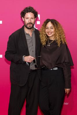 Max Herre mit Ehefrau Joy Denalane bei der Urauff?hrung der mittels K?nstlicher Intelligenz vollendeten 10. Sinfonie vo-stock-foto