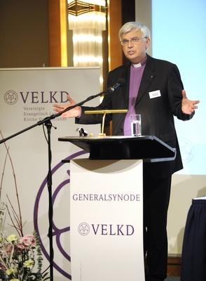 Bildnummer: 59737937  Datum: 03.11.2011  Copyright: imago/epdIn Magdeburg hat am Donnerstagnachmittag (03.11.2011) die Generalsynode der Vereinigten Evangelisch-Lutherischen Kirche Deutschlands (VELKD) mit den Beratungen begonnen. Im Mittelpunkt des ersten Beratungstages steht der Bericht des scheidenden Leitenden Bischofs der Lutheraner, Johannes Friedrich (Foto). Am Freitag w?hlt die Generalsynode einen neuen Leitenden Bischof, da die Amtszeit von Friedrich nach sechs Jahren endet. Als einziger Kandidat gilt der Schleswiger Bischof Gerhard Ulrich (M), der bisher Stellvertreter des Leitenden Bischofs ist. Das Schwerpunktthema der Generalsynode ist Mission. (Siehe epd-Meldung vom 03.11.2011) DER ABDRUCK DES EPD-FOTOS IST HONORARPFLICHTIG! Generalsynode der Lutheraner in Magdeburg xdp x0x 2011 hoch Religionen evangelische_Kirche Lutheraner Synode  59737937 Date 03 11 2011 Copyright Imago epd in Magdeburg has at  03 11 2011 the General Synod the United Protestant Lutheran Church Germany VELKD with the Deliberations begun in Focus the first  is the Report the outgoing senior Bishop the Lutherans John Friedrich Photo at Friday elect the General Synod a New senior Bishop there the Term of office from Friedrich after six Years ends as single Candidate is the Schleswig Bishop Gerhard Ulrich M the before Alternates the senior Bishop is the  the General Synod is Mission See epd Message of 03 11 2011 the Imprint the epd Photos is  General Synod the Lutherans in Magdeburg XDP x0x 2011 vertical Religions  Lutherans Synod-stock-foto
