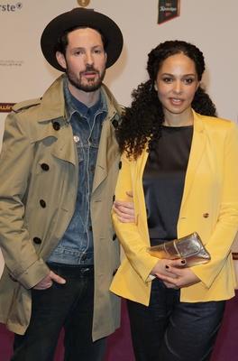 77/ Max Herre & Joy Denalane, beim Echo 2011 - Der Deutsche Musikpreis in Berliner Messe, Roter Teppich, Rot, roten, Ber-stock-foto