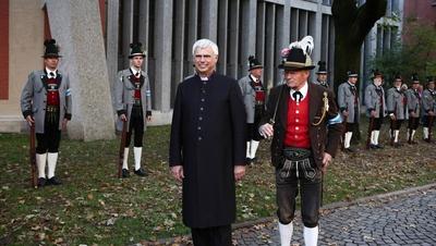 Bildnummer: 59737025  Datum: 09.10.2011  Copyright: imago/epdNach zw?lf Amtsjahren ist der bayerische Landesbischof Johannes Friedrich am Sonntag (09.10.2011) in M?nchen mit einem Festgottesdienst in der Matth?uskirche verabschiedet worden. Foto: Eine Ehrenfront der Bayerischen Gebirgssch?tzen ehrt den scheidenden Landesbischof (li.) mit einer Salutsalve vor der Matth?uskirche. Der 63-j?hrige Friedrich, der auch Leitender Bischof der Vereinigten Evangelisch-Lutherischen Kirche Deutschlands (VELKD) ist, bleibt noch bis Ende des Monats offiziell im Dienst. Im Februar wird er als Dorfpfarrer ins mittelfr?nkische Bertholdsdorf bei Windsbach wechseln. Nachfolger wird der Theologieprofessor Heinrich Bedford-Strohm. (Siehe epd-Meldung vom 09.10.2011) DER ABDRUCK DES EPD-FOTOS IST HONORARPFLICHTIG! Bayerischer Landesbischof Friedrich verabschiedet xdp x0x 2011 quer Religionen Evangelische_Kirche Amtswechsel Personen Bischof  59737025 Date 09 10 2011 Copyright Imago epd after Twelve  is the Bayerische Bishop John Friedrich at Sunday 09 10 2011 in Munich with a Hard worship in the Matthew Church Adopted been Photo a  the Bavarian Gebirgssch?tzen honors the outgoing Bishop left with a  before the Matthew Church the 63 olds Friedrich the too Senior Bishop the United Protestant Lutheran Church Germany VELKD is remains yet until End the Month official in Service in February will he as Village priest ins Central Franconian  at  change Successor will the Theology professor Heinrich Bedford Strohm See epd Message of 09 10 2011 the Imprint the epd Photos is  Bavarian Bishop Friedrich Adopted XDP x0x 2011 horizontal Religions  Official exchange People Bishop-stock-foto