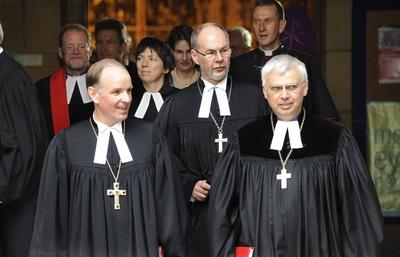 Bildnummer: 59767041  Datum: 26.03.2011  Copyright: imago/epdRalf Meister (li.) ist am Samstag (26.03.2011) in einem feierlichen Gottesdienst in sein neues Amt als hannoverscher Landesbischof eingef?hrt worden. (Foto v.li.: Meister; Margot K??mann; Arend de Vries, Vizepr?sident des Landeskirchenamtes und der Leitende Bischof der Vereinigten Evangelisch-Lutherischen Kirche Deutschlands (VELKD), der bayrische Landesbischof Johannes Friedrich, verlassen nach dem Gottesdienst die Kirche) Rund 1.500 G?ste versammelten sich dazu in und um Hannovers Marktkirche. Zugleich wurden seine Vorg?ngerin Margot K??mann und der stellvertretende Bischof Hans-Hermann Jantzen verabschiedet. In seiner Predigt erinnerte der ehemalige Berliner Generalsuperintendent Meister an die Opfer des Erdbebens in Japan. (Siehe epd-Bericht vom 26.03.2011) DER ABDRUCK DES EPD-FOTOS IST HONORARPFLICHTIG! Ralf Meister als neuer hannoverscher Bischof eingef?hrt 03 xcb x0x 2011 quer Religionen Evangelische Kirche Landeskirche Bischof Bisch?fe Personen  59767041 Date 26 03 2011 Copyright Imago epd Ralf Master left is at Saturday 26 03 2011 in a solemn Worship in be New Office as Hanover dynasty Bishop introduced been Photo V left Master Margot K??mann Arend de Vries Vice-President the Church Office and the senior Bishop the United Protestant Lutheran Church Germany VELKD the Bavarian Bishop John Friedrich leave after the Worship the Church Around 1 500 Guests gathered to to do so in and to Hanover Market Church at the same time were his Predecessor Margot K??mann and the vice Bishop Hans Hermann Jantzen Adopted in his Homily remembered the former Berlin General Superintendent Master to the Victims the Earthquake in Japan See epd Report of 26 03 2011 the Imprint the epd Photos is  Ralf Master as later Hanover dynasty Bishop introduced 03  x0x 2011 horizontal Religions Protestant Church Church Bishop Bishops People-stock-foto