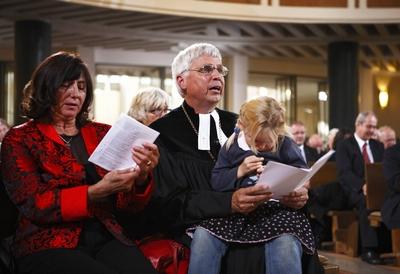 Bildnummer: 59737000  Datum: 09.10.2011  Copyright: imago/epdNach zw?lf Amtsjahren ist der bayerische Landesbischof Johannes Friedrich am Sonntag (09.10.2011) in M?nchen mit einem Festgottesdienst in der Matth?uskirche verabschiedet worden (Foto mit Ehefrau Dorothea und Enkelkind). Der 63-j?hrige Friedrich, der auch Leitender Bischof der Vereinigten Evangelisch-Lutherischen Kirche Deutschlands (VELKD) ist, bleibt noch bis Ende des Monats offiziell im Dienst. Im Februar wird er als Dorfpfarrer ins mittelfr?nkische Bertholdsdorf bei Windsbach wechseln. Nachfolger wird der Theologieprofessor Heinrich Bedford-Strohm. (Siehe epd-Meldung vom 09.10.2011) DER ABDRUCK DES EPD-FOTOS IST HONORARPFLICHTIG! Bayerischer Landesbischof Friedrich verabschiedet xdp x0x 2011 quer Religionen Evangelische_Kirche Amtswechsel Personen Bischof  59737000 Date 09 10 2011 Copyright Imago epd after Twelve  is the Bayerische Bishop John Friedrich at Sunday 09 10 2011 in Munich with a Hard worship in the Matthew Church Adopted been Photo with Wife Dorothea and Grandchild the 63 olds Friedrich the too Senior Bishop the United Protestant Lutheran Church Germany VELKD is remains yet until End the Month official in Service in February will he as Village priest ins Central Franconian  at  change Successor will the Theology professor Heinrich Bedford Strohm See epd Message of 09 10 2011 the Imprint the epd Photos is  Bavarian Bishop Friedrich Adopted XDP x0x 2011 horizontal Religions  Official exchange People Bishop-stock-foto