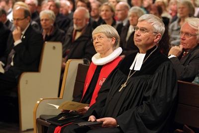 Bildnummer: 59777045  Datum: 19.11.2010  Copyright: imago/epdHamburgs ehemalige Bischoefin Maria Jepsen ist am Freitagabend (19.11.2010) mit einem Gottesdienst in der Hamburger St. Georgskirche offiziell verabschiedet worden. Foto mit dem Leitenden Bischof der Vereinigten Evangelisch-Lutherischen Kirche Deutschlands (VELKD), dem bayerischen Landesbischof Johannes Friedrich. Mehrere hundert Gaeste, darunter zahlreiche Spitzenvertreter aus Kirche, Politik und Gesellschaft, kamen zu dem Gottesdienst, in dem die Altbischoefin auch die Predigt hielt. Jepsen war am 16. Juli 2010 im Zuge der Missbrauchsfaelle in Ahrensburg zurueckgetreten. Sie will nach ihrem Abschied als nordelbische Beauftragte den oekumenischen Dialog mit der russisch-orthodoxen Kirche in St. Petersburg fortfuehren, sagte sie dem epd in Hamburg. (Siehe epd-Meldung vom 19.11.2010) DER ABDRUCK DES EPD-FOTOS IST HONORARPFLICHTIG! DER ABDRUCK DES EPD-FOTOS IST HONORARPFLICHTIG! Hamburgs ehemalige Bischoefin Jepsen mit Gottesdienst verabschiedet x0x xkg 2010 quer Religionen Evangelische_Kirche Personen  59777045 Date 19 11 2010 Copyright Imago epd Hamburg former Bishop Mary Jepsen is at Friday evening 19 11 2010 with a Worship in the Hamburg St Georgeu0026#39;s Church official Adopted been Photo with the senior Bishop the United Protestant Lutheran Church Germany VELKD the Bavarian Bishop John Friedrich several Hundred Guests below Numerous  out Church politics and Society Kamen to the Worship in the the  too the Homily held Jepsen was at 16 July 2010 in Court the Missbrauchsfaelle in Ahrensburg recede withdrawn Them will after her Farewell as Nordelbische Supervisor the  Dialogue with the Russian Orthodox Church in St Petersburg  said Them the epd in Hamburg See epd Message of 19 11 2010 the Imprint the epd Photos is  the Imprint the epd Photos is  Hamburg former Bishop Jepsen with Worship Adopted x0x xkg 2010 horizontal Religions  People-stock-foto