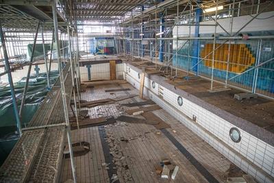Sanierung Hallenbad Die geplante Wiederer?ffnung im M?rz steht nicht nur wegen Corona auf der Kippe. Auch die Arbeiten s-stock-foto