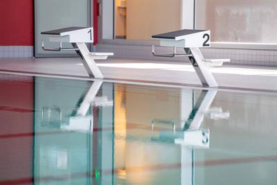 Startbloecke am Schwimmbecken, Feature, allgemein, Randmotiv, Das Hallenbad in Ahlen hat zur Vorbeugung gegen die Verbre-stock-foto