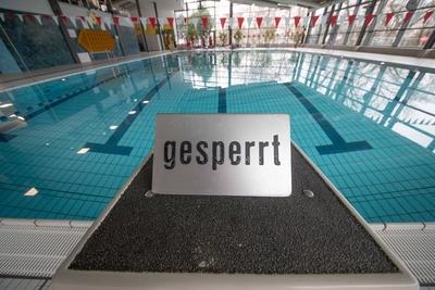 2G+ im Hallenbad Seit der Kreis Bergstra?e Corona-Hotspot ist, gelten im Hallenbad die 2+-Eingangsregeln. Sind seitdem w-stock-foto