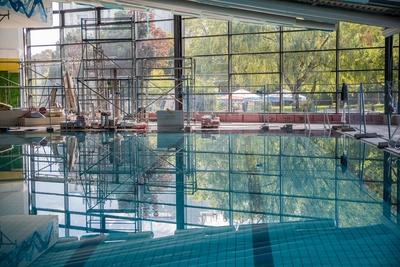 Hallenbad Besichtigung Zukunftsgespr?ch im Hallenbad: SPD-Chef Nobert Walter-Borjans nimmt das sanierte Hallenbad mit St-stock-foto