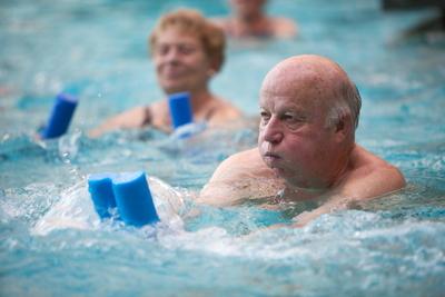 Schwimmen im Schwimmbad ( model release vorhanden) GER, 20240706, Symbolbild, Schwimmbad *** Swimming in the pool model-stock-foto