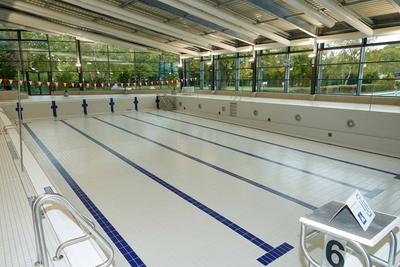 Hallenbad-Saison kann starten Der ?rger um die vermasselte Sanierung des Schwimmerbeckens im Hallenbad ist zu Ende. Das-stock-foto